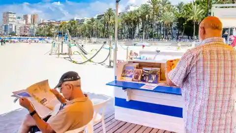 Benidorm abre las dos biblioplayas de la Playa de Poniente Benidorm abre las dos biblioplayas de la Playa de Poniente