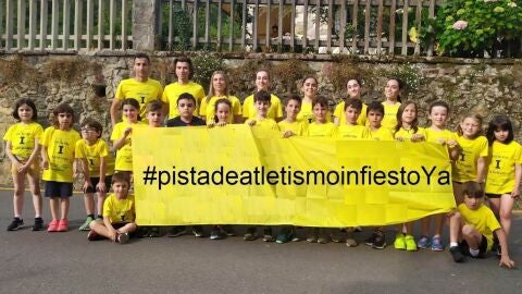 J&oacute;venes deportistas apoyando la reivindicaci&oacute;n