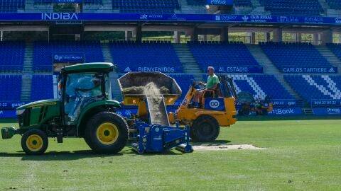 Obras en el c&eacute;sped del Carlos Tartiere