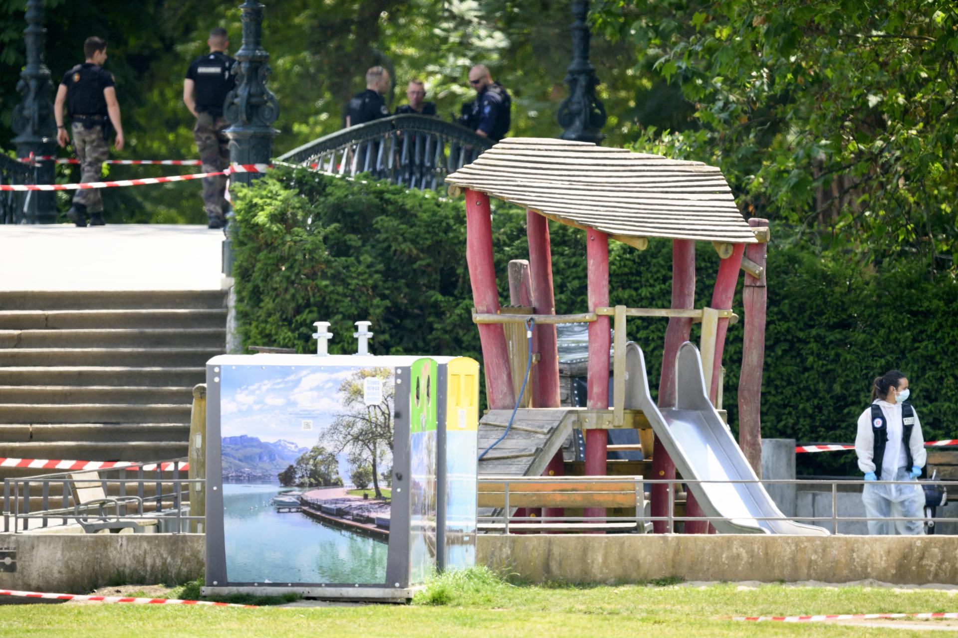 Prisión provisional por intento de asesinato y rebelión con arma para el detenido por el apuñalamiento de cuatro niños y dos adultos en un parque infantil de Francia Prisión provisional por intento de asesinato y rebelión con arma para el detenido por el apuñalamiento de cuatro niños y dos adultos en un parque infantil de Francia