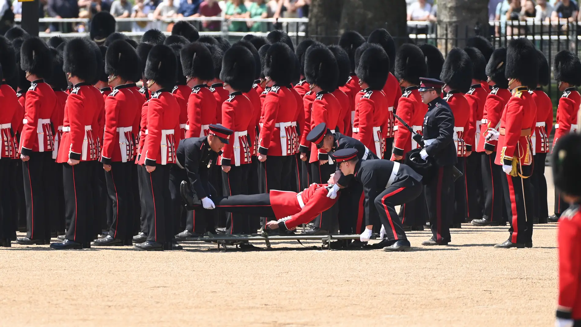 Tres militares británicos se desmayan por el calor ante el príncipe Guillermo durante un desfile 