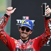 Los Márquez escoltan a Bagnaia en la pole de MotoGP Los Márquez escoltan a Bagnaia en la pole de MotoGP