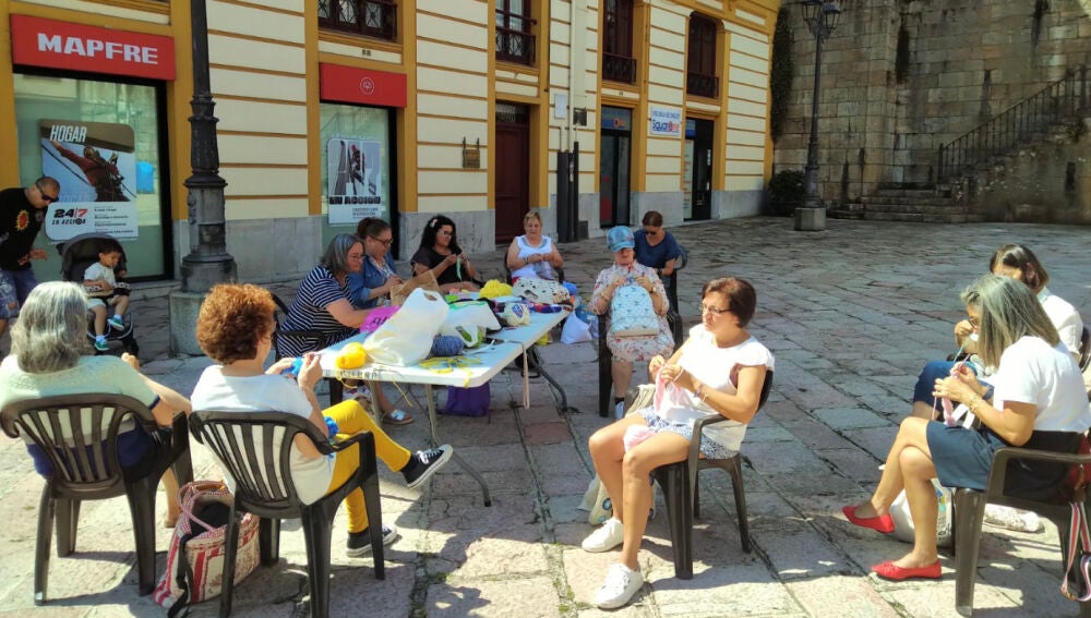 Voluntarias tejiendo en Infiesto