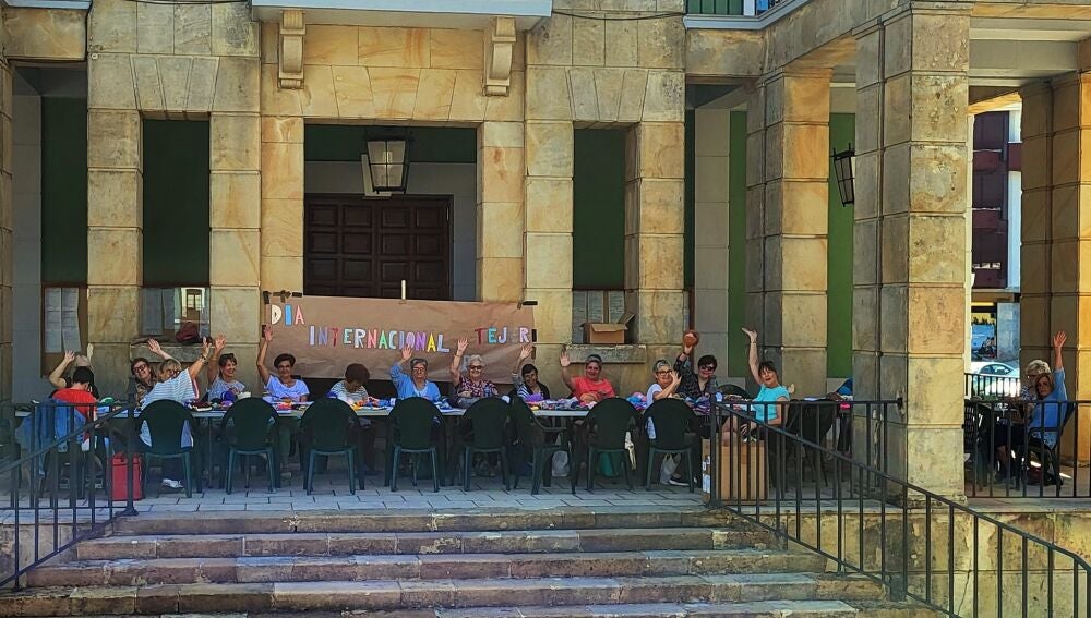 Voluntarias tejiendo en Nava