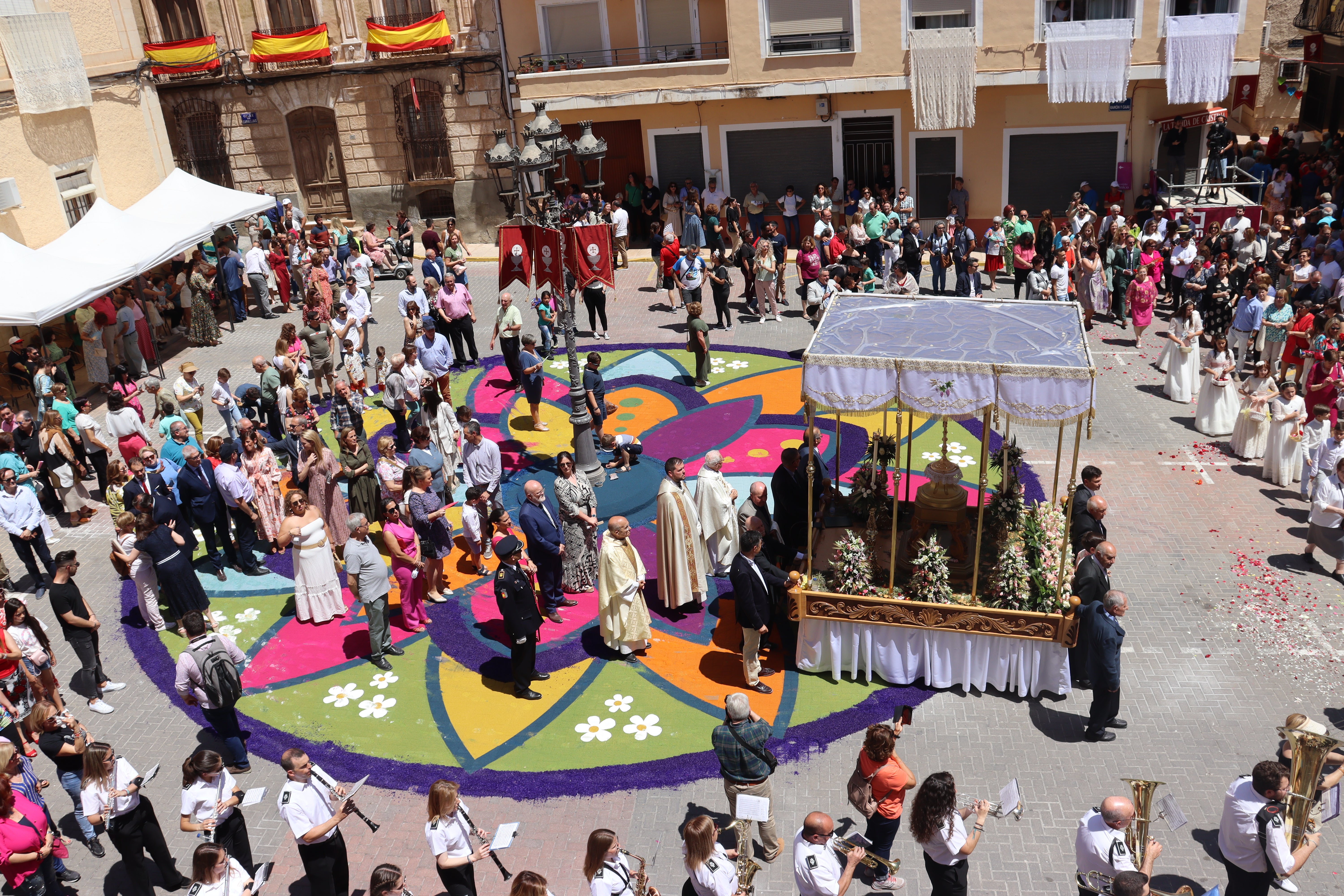 Récord de visitas a las alfombras de serrín de Elche de la Sierra que busca el reconocimiento internacional Récord de visitas a las alfombras de serrín de Elche de la Sierra que busca el reconocimiento internacional