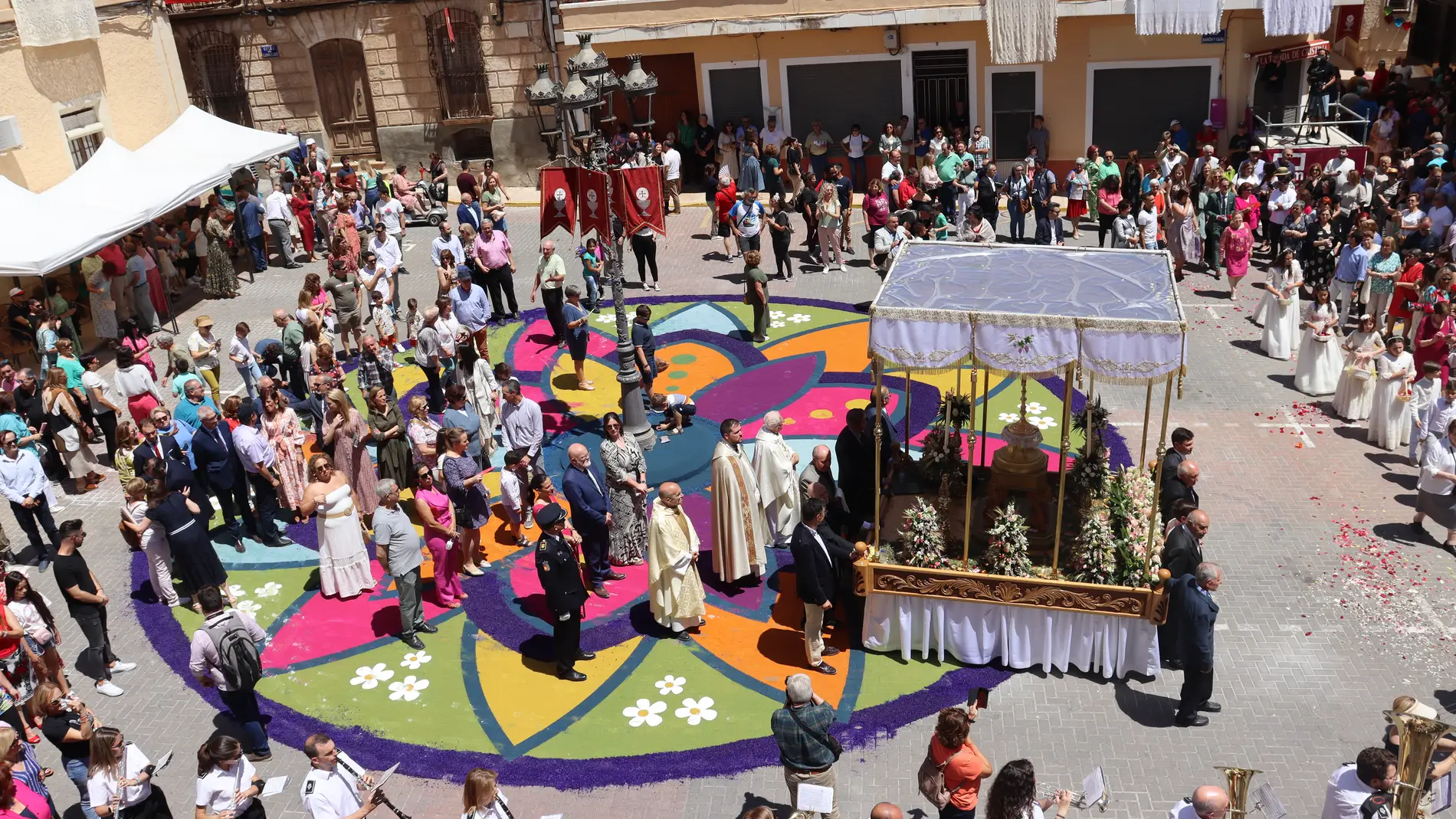 20.0000 personas visitan las alfombras de serrín de Elche de la Sierra en una edición de récord 