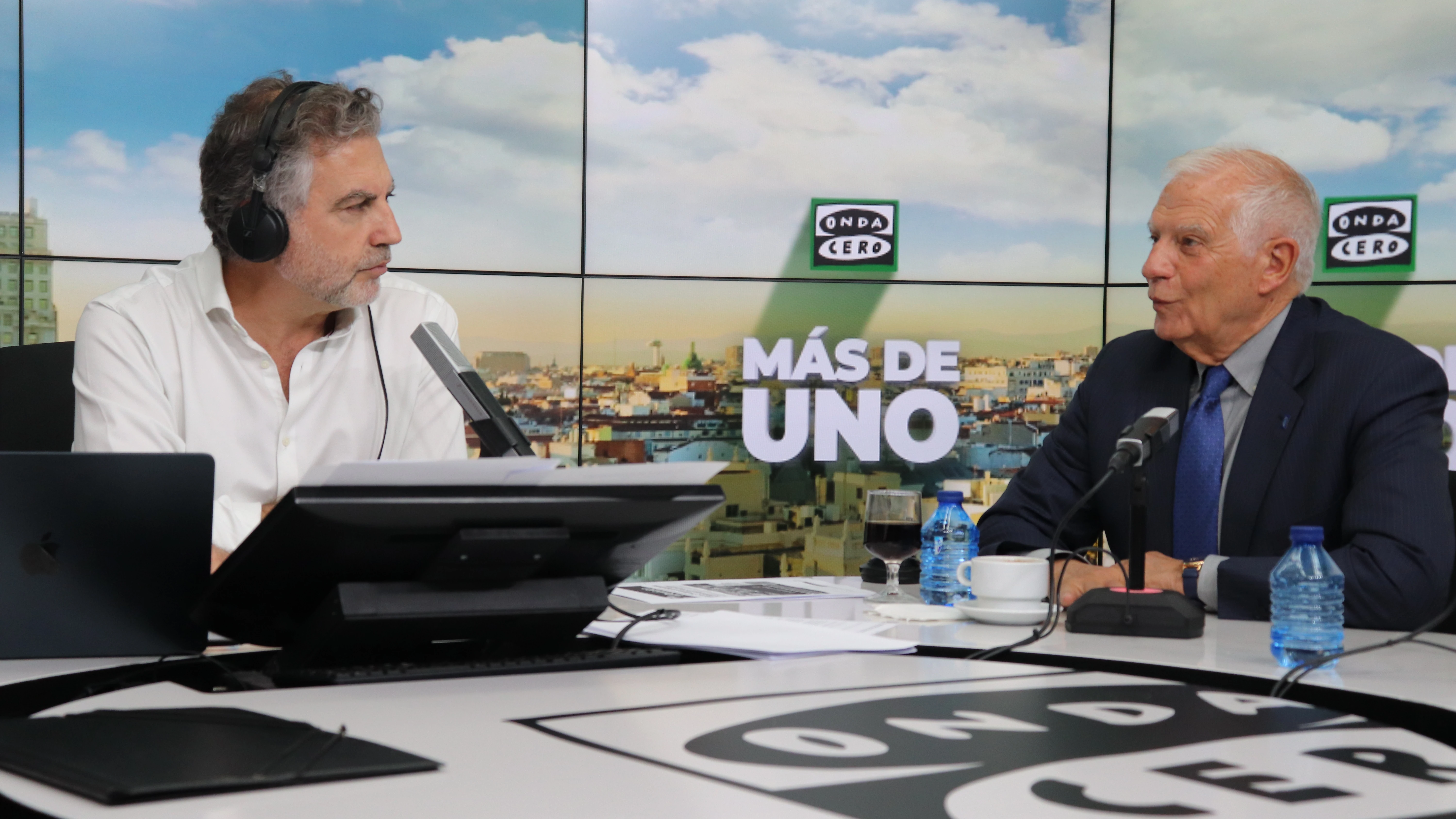 Josep Borrell, Alto representante de la Uni&oacute;n para Asuntos Exteriores y Pol&iacute;tica de Seguridad, con Carlos Alsina en 'M&aacute;s de uno'