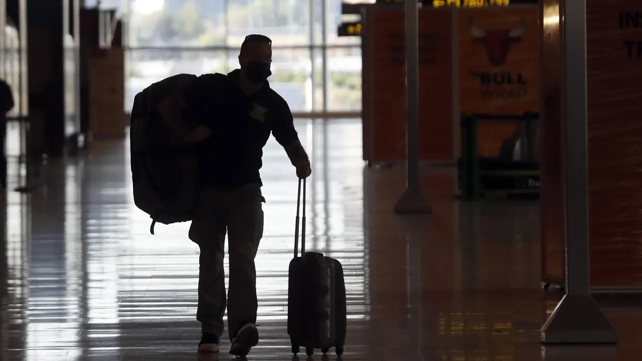 Imagen de archivo de un hombre en un aeropuerto