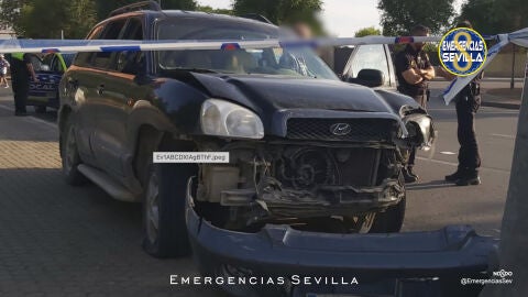 Estado en el que quedó el coche al chocar contra una farola en la Glorieta Primero de Mayo