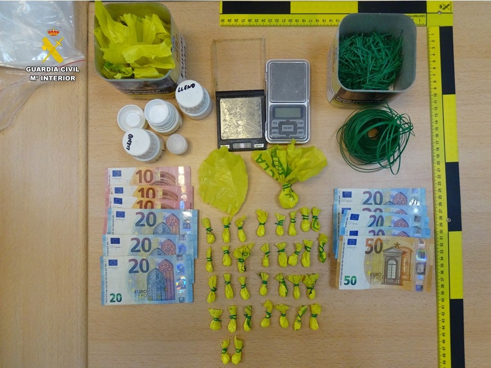 La Guardia Civil detiene a una persona que traficaba con cocaína en Almoradí La Guardia Civil detiene a una persona que traficaba con cocaína en Almoradí