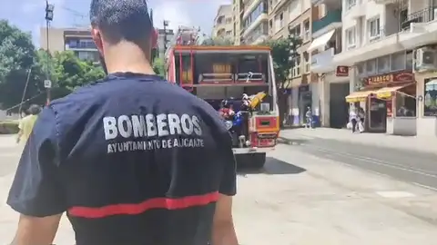 Los bomberos de Alicante (SPEIS) durante las Hogueras Los bomberos de Alicante (SPEIS) revisan los emplazamientos para la plantà de las hogueras