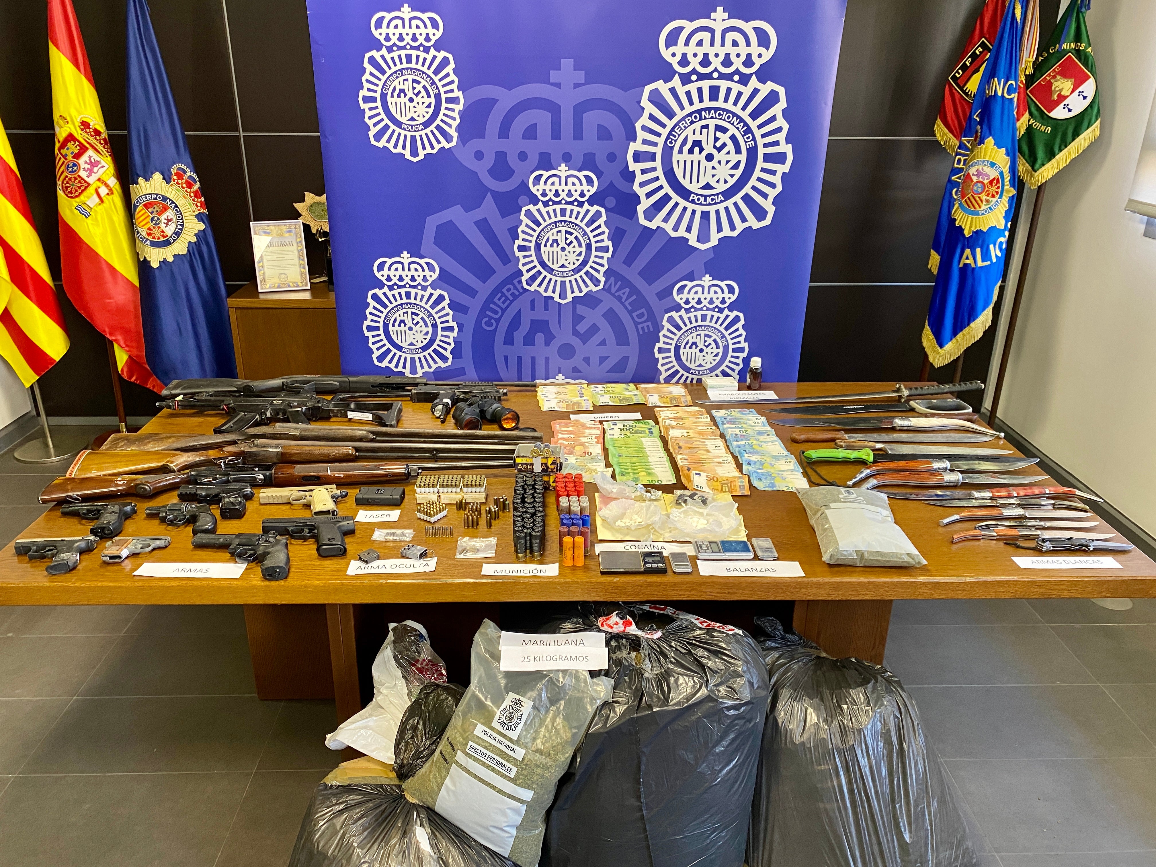 La Policía Nacional desarticula una banda asentada en Elche y Alicante que vendía droga y robaba a otros traficantes La Policía Nacional desarticula una banda asentada en Elche y Alicante que vendía droga y robaba a otros traficantes