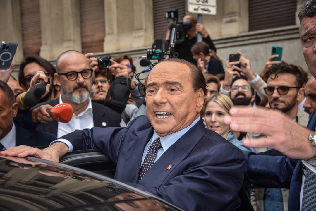 Silvio Berlusconi, il cavaliere que llevó el espectáculo a la política taliana Silvio Berlusconi, il cavaliere que llevó el espectáculo a la política taliana