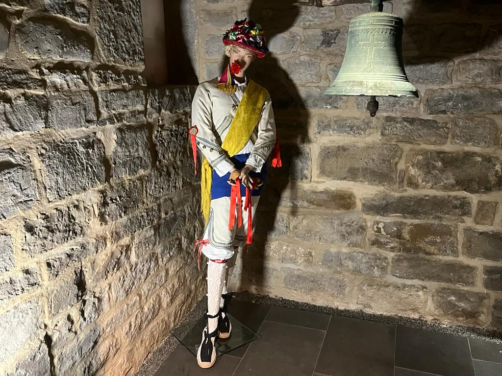 El Museo Diocesano de Jaca expone un traje original de los bailadores de Santa Orosia El Museo Diocesano de Jaca expone un traje original de los bailadores de Santa Orosia