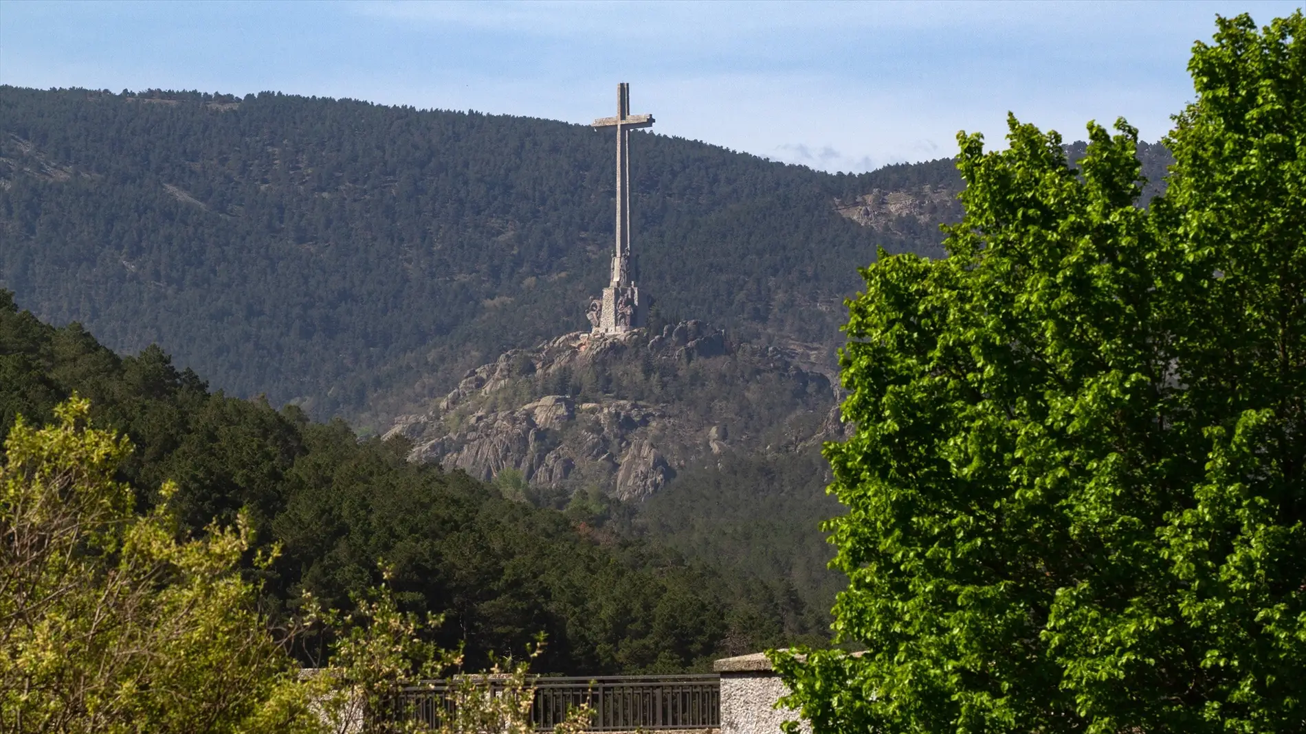 La cruz del Valle de Cuelgamuros desde el embalse de La Jarosa, en Guadarrama, Madrid