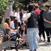 Consternación entre amigos y compañeros después de que cuatro jóvenes de 26, 16 ,15 y 13 años hayan muerto este domingo en un accidente de tráfico. Consternación entre amigos y compañeros después de que cuatro jóvenes de 26, 16 ,15 y 13 años hayan muerto este domingo en un accidente de tráfico.