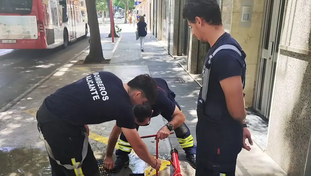 Los bomberos comprueban las tomas de agua 