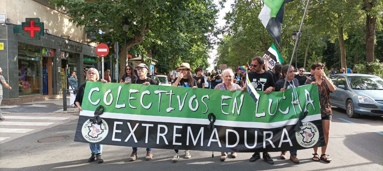 En torno a un millar de personas se manifiestaban en Cáceres al grito de “Extremadura Resistente, Dueña de Su Futuro y Su Presente” En torno a un millar de personas se manifiestaban en Cáceres al grito de “Extremadura Resistente, Dueña de Su Futuro y Su Presente”