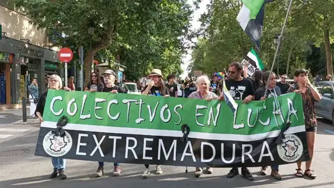 En torno a un millar de personas se manifiestaban en Cáceres al grito de “Extremadura Resistente, Dueña de Su Futuro y Su Presente” En torno a un millar de personas se manifiestaban en Cáceres al grito de “Extremadura Resistente, Dueña de Su Futuro y Su Presente”