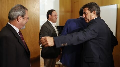 El candidato de Vox a la Presidencia de la Generalitat Valenciana, Carlos Flores; el alcalde de Finestrat, Juan Francisco P&eacute;rez Llorca, y el presidente del PPCV y candidato m&aacute;s votado a la Presidencia de la Generalitat valenciana, Carlos Maz&oacute;n,