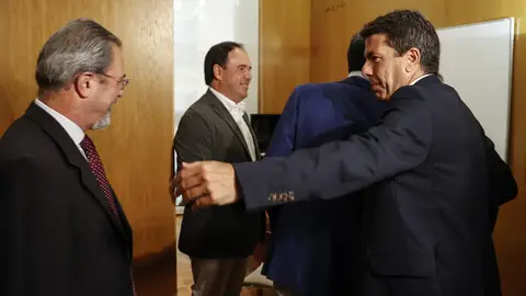 El candidato de Vox a la Presidencia de la Generalitat Valenciana, Carlos Flores; el alcalde de Finestrat, Juan Francisco Pérez Llorca, y el presidente del PPCV y candidato más votado a la Presidencia de la Generalitat valenciana, Carlos Mazón, El candidato de Vox a la Presidencia de la Generalitat Valenciana, Carlos Flores; el alcalde de Finestrat, Juan Francisco Pérez Llorca, y el presidente del PPCV y candidato más votado a la Presidencia de la Generalitat valenciana, Carlos Mazón,