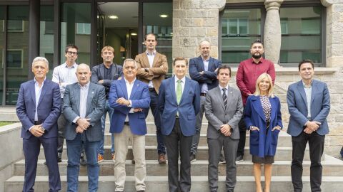 De izda a dcha, primera fila: Luis Ilund&aacute;in (Viguetas Navarras); Jos&eacute; M&ordf; Aierdi, vicepresidente y consejero de Ordenaci&oacute;n del Territorio, Vivienda, Paisaje y Proyectos Estrat&eacute;gicos; Juan Miguel Sucunza (CEN); I&ntilde;igo Eugui (Erro y Eugui); Mikel Irujo, consejero de Desarrollo Econ&oacute;mico y Empresarial; Mar&iacute;a Jos&eacute; Ballar&iacute;n (Obras Especiales); Alberto Bayona (Nasuvinsa). Segunda fila: Germ&aacute;n Vel&aacute;zquez (VArquitectos); Koldo Monreal (Onhaus Global System); Javier Go&ntilde;i (Nuevo Sistema Modular); Diego Nu&ntilde;ez (Madergia), y &Aacute;ngel Fern&aacute;ndez (FS Group Engineering).