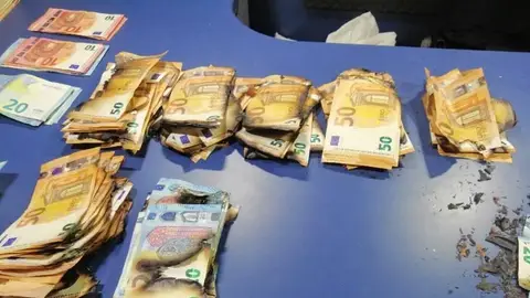 Los bomberos de Elda encuentran más de 61.000 euros en efectivo en una vivienda tras un incendio provocado. Los bomberos de Elda encuentran más de 61.000 euros en efectivo en una vivienda tras un incendio provocado.