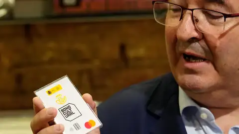 Cómo solicitar el bono cultural 2023: requisitos y plazos El ministro de Cultura y Deportes, Miquel Iceta, con el Bono Cultural Joven. EFE/Enric Fontcuberta