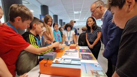 Un momento de Retotech, alumnos explicando sus proyectos