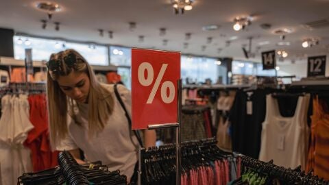 Imagen de archivo de una chica comprando en rebajas