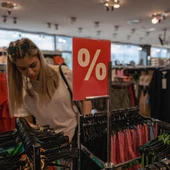 Imagen de archivo de una chica comprando en rebajas Imagen de archivo de una chica comprando en rebajas