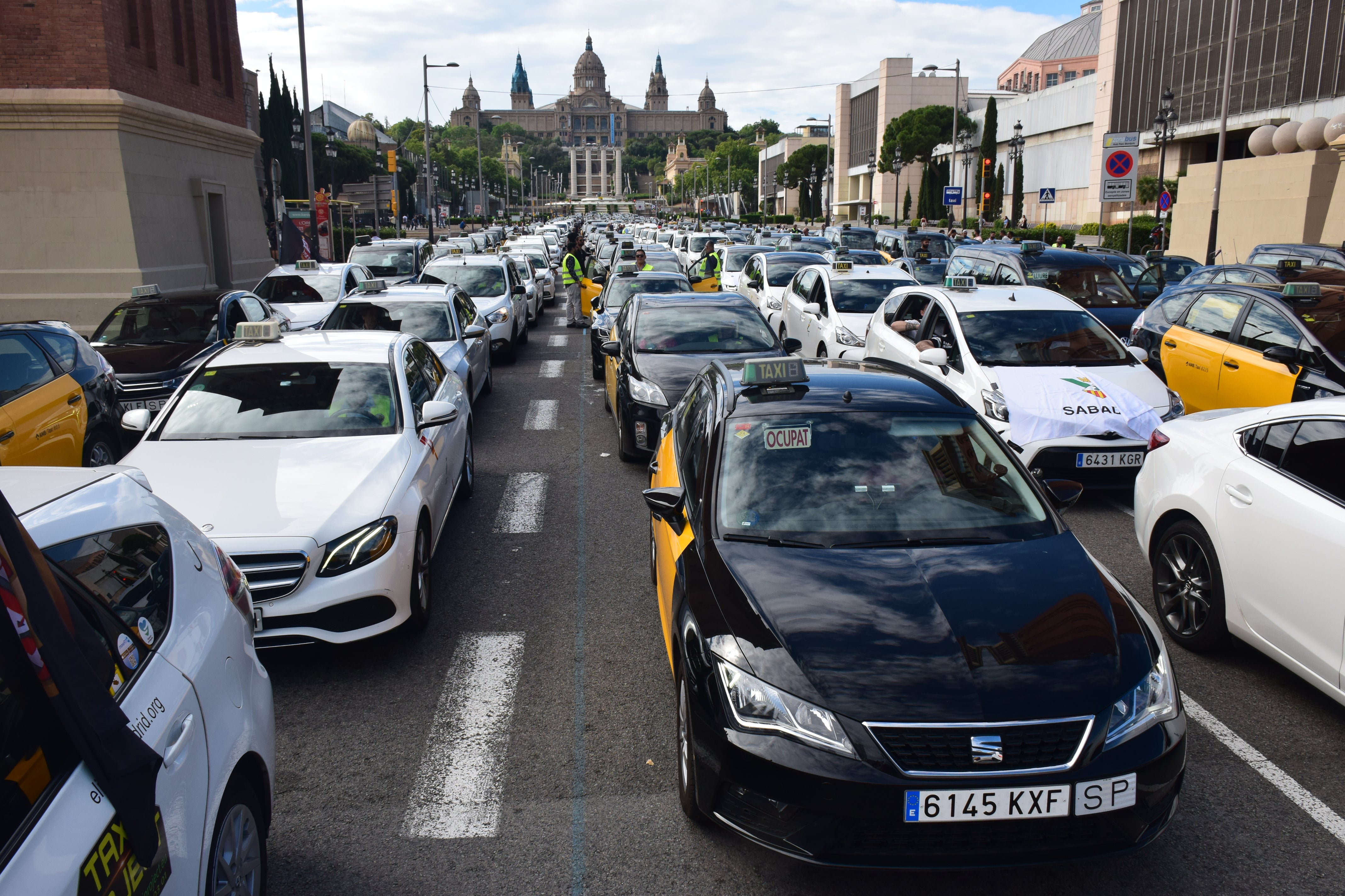 Los taxistas amenazan con huelgas "masivas" si no hay acuerdo para limitar los vehículos VTC Los taxistas amenazan con huelgas "masivas" si no hay acuerdo para limitar los vehículos VTC