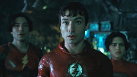 El actor Ezra Miller, por partida doble, en una imagen promocional de la pel&iacute;cula 'Flash'