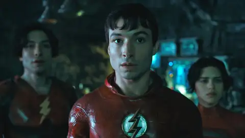 El actor Ezra Miller, por partida doble, en una imagen promocional de la película 'Flash' El actor Ezra Miller, por partida doble, en una imagen promocional de la película 'Flash'