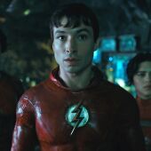 El actor Ezra Miller, por partida doble, en una imagen promocional de la película 'Flash'