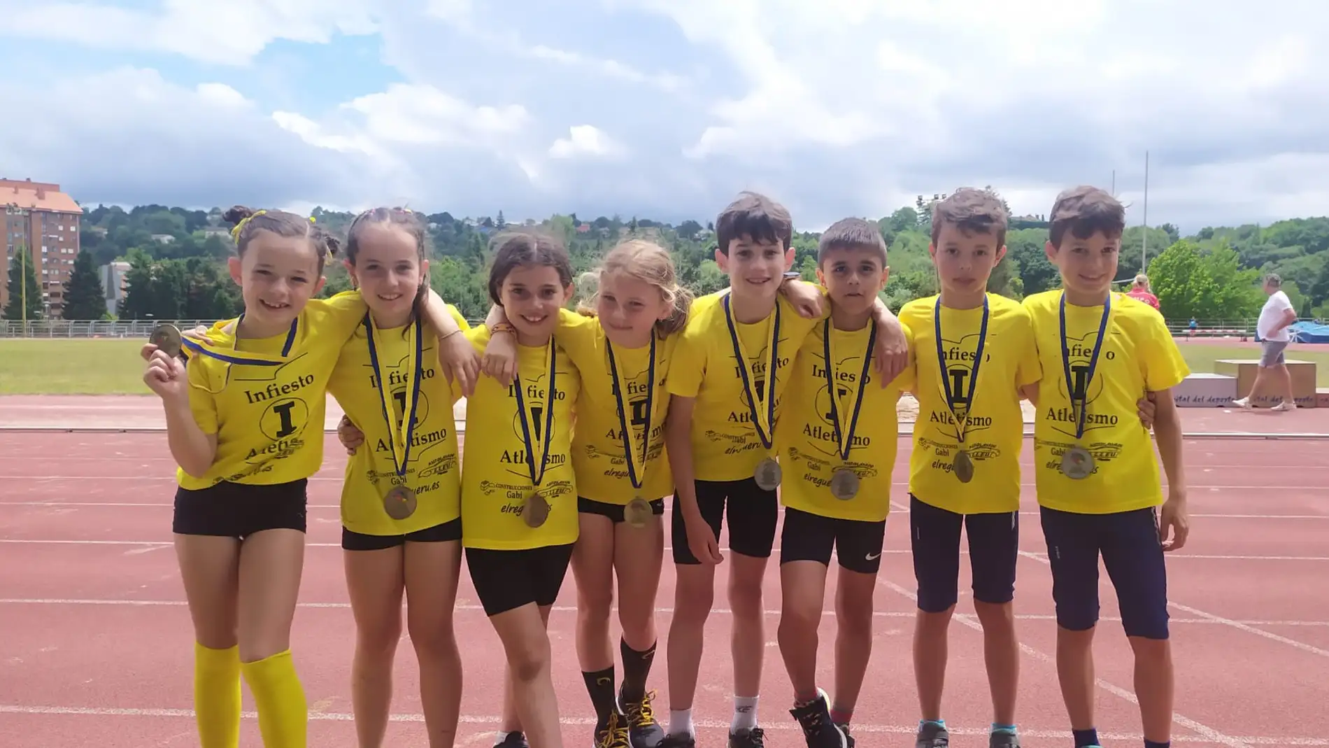 Oro y plata para los benjamines del Infiesto Atletismo en los Campeonatos de Asturias de relevos