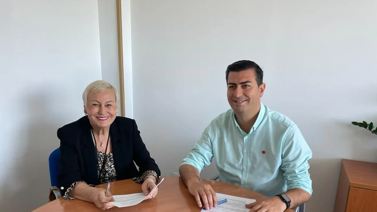 Pilar Fenoy (Vox) y José Francisco Garrido (PP) firman el pacto de gobierno en Níjar