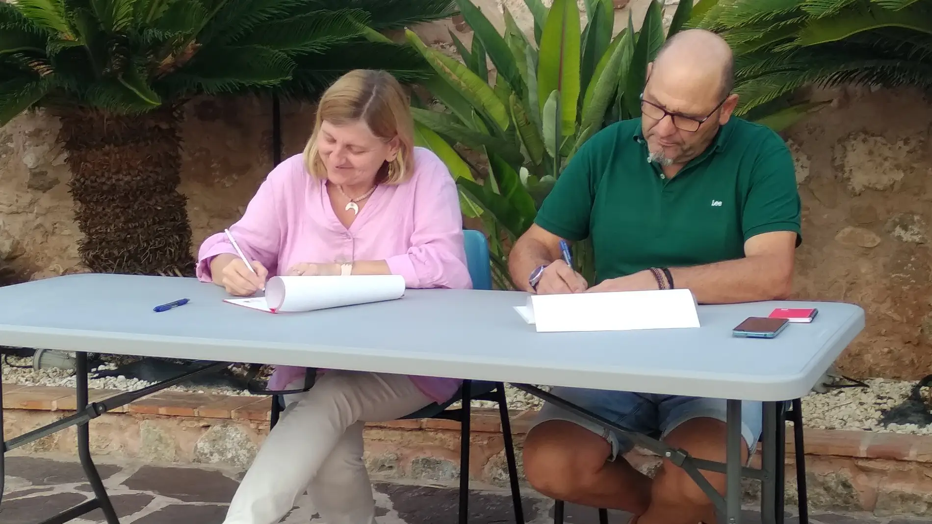 Cristina Marqués (Socialistes-Compromís) y Lluís Molina (EUPV) firman el Acord del Sistar en el Molí Nou de Quartell