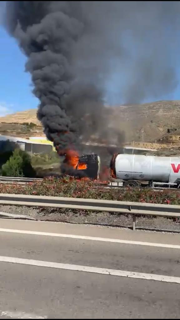 Arde un camión en la A-7 a la altura de la salida de El Parador Arde un camión en la A-7 a la altura de la salida de El Parador