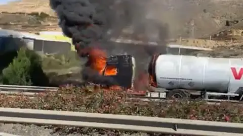 Arde un camión en la A-7 Arde un camión en la A-7