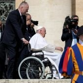 El papa Francisco saliendo del hospital