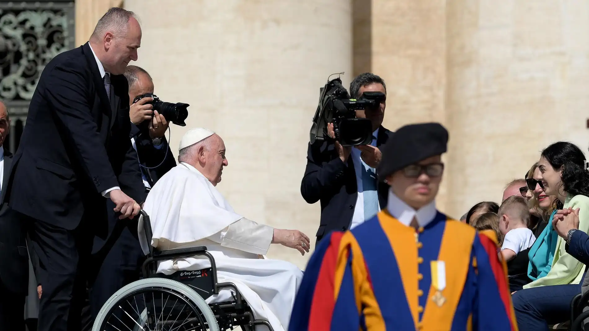 El papa Francisco vuelve al Vaticano tras de haber sido operado de una hernia abdominal
