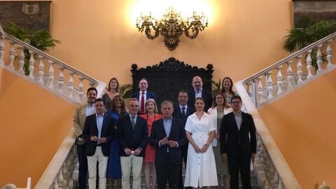 Posado grupal del nuevo equipo de gobierno en el ayuntamiento de Sevilla 