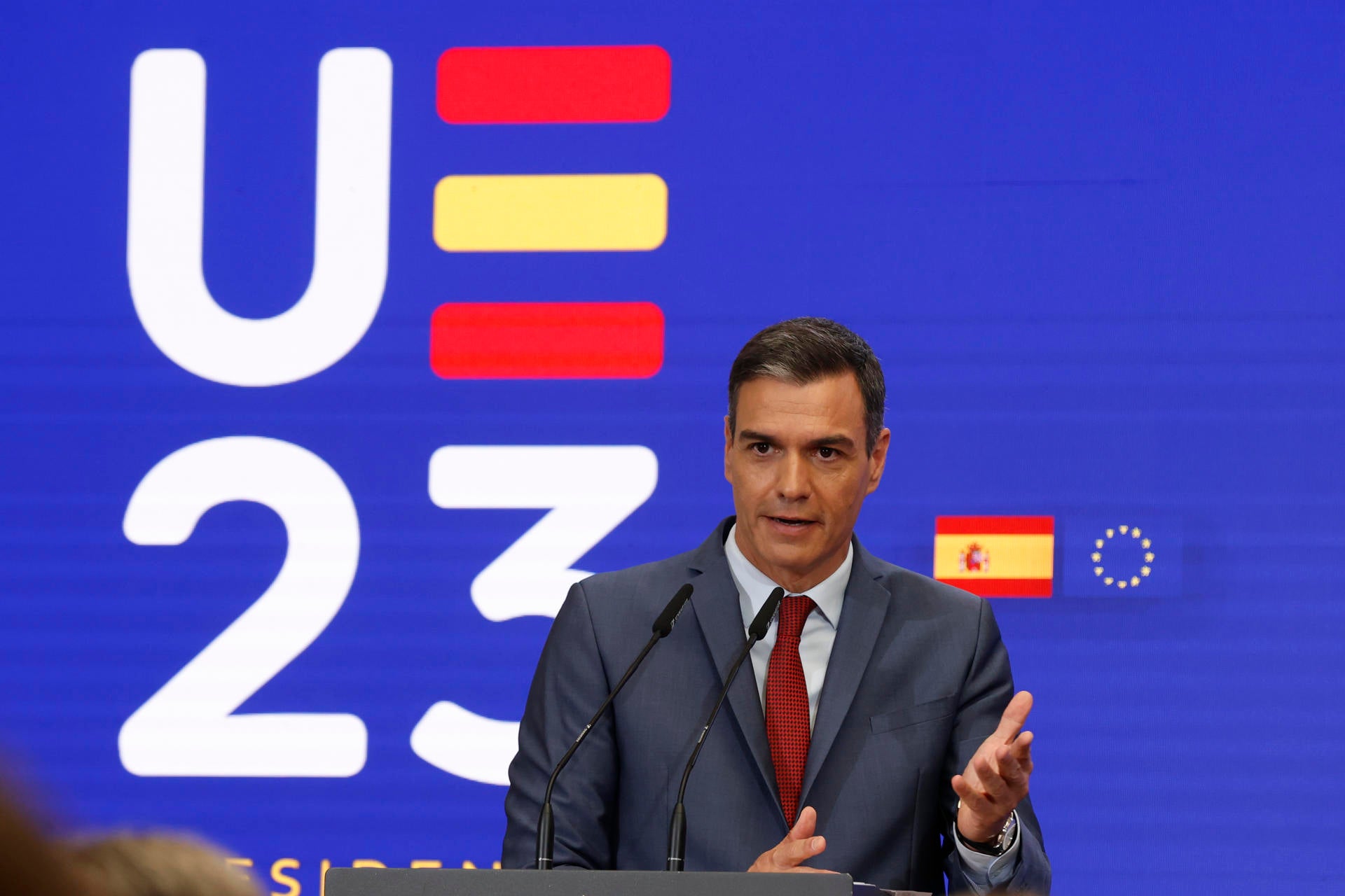 El PSOE denuncia a varios periódicos ante la Junta Electoral por la forma en la que difunden las encuestas El PSOE denuncia a varios periódicos ante la Junta Electoral por la forma en la que difunden las encuestas