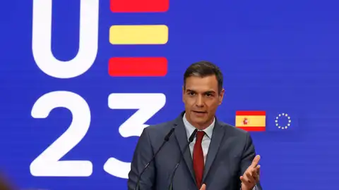 El presidente del Gobierno, Pedro Sánchez El PSOE denuncia a varios periódicos ante la Junta Electoral por la forma en la que difunden las encuestas