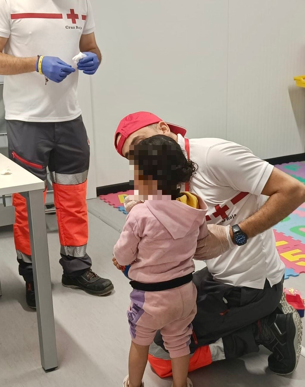 Ocho migrantes, entre ellos una niña de 3 años, llegan en una patera a la playa del Carabassí de Elche Ocho migrantes, entre ellos una niña de 3 años, llegan en una patera a la playa del Carabassí de Elche