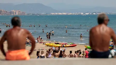 La Aemet pone a 17 provincias en alerta por calor extremo y tormentas La Aemet pone a 17 provincias en alerta por calor extremo y tormentas