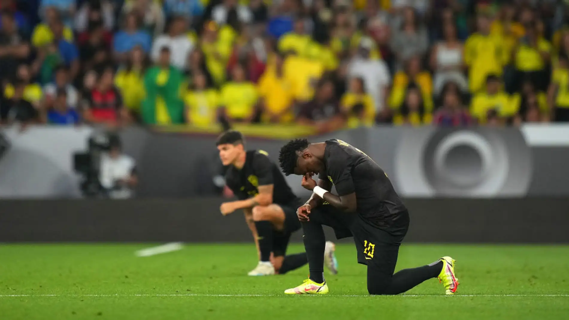 Vinicius se arrodilla en un gesto contra el racismo antes del amistoso entre Brasil y Guinea