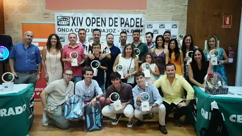 Entrega de trofeos y regalos en la fiesta de clausura del XIV Open de Pádel Onda Cero Badajoz Entrega de trofeos y regalos en la fiesta de clausura del XIV Open de Pádel Onda Cero Badajoz