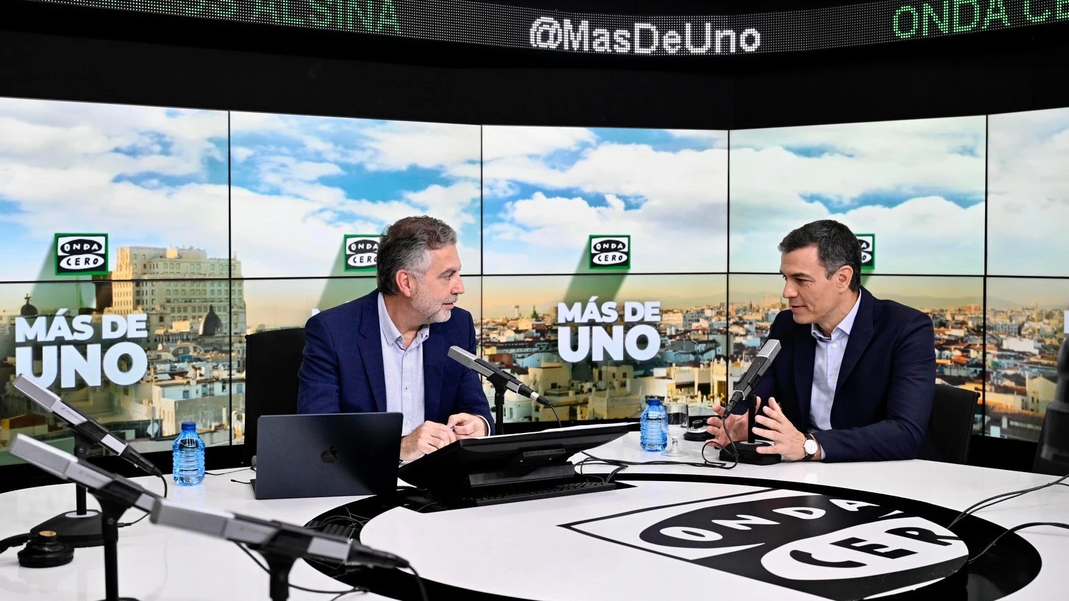 Carlos Alsina y el presidente del Gobierno, Pedro Sánchez